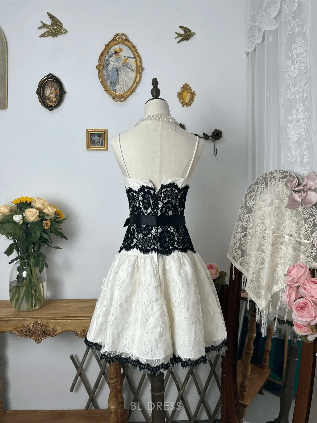 Elegant A-Line Strapless Sleeveless Lace Bow-Tie Black White Short Homecoming Dresses Women's