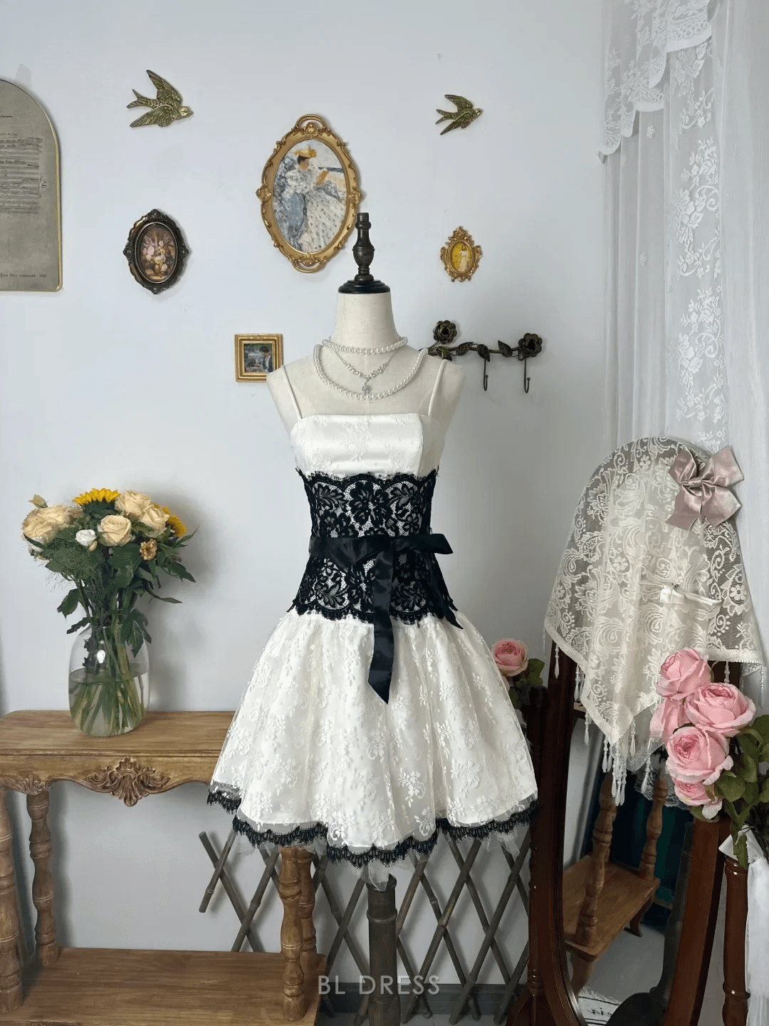 Elegant A-Line Strapless Sleeveless Lace Bow-Tie Black White Short Homecoming Dresses Women's