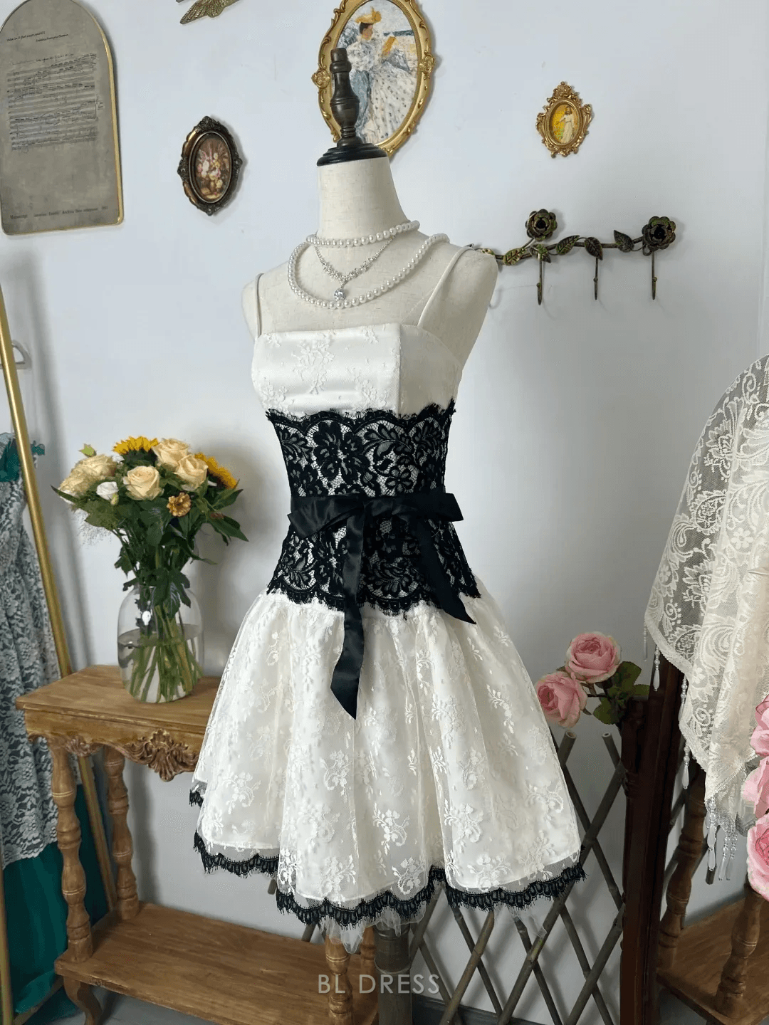 Elegant A-Line Strapless Sleeveless Lace Bow-Tie Black White Short Homecoming Dresses Women's