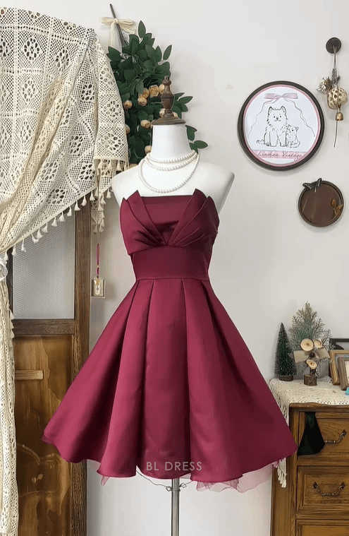 Elegant A-Line Strapless Sweetheart Chic Burgundy Short Homecoming Dress for Women