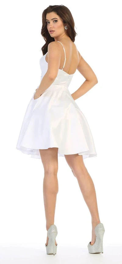 Elegant A-Line Sweetheart Sleeveless Chic White Short Homecoming Dress For Women