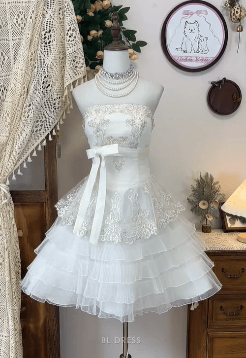 Elegant A-Line Sweetheart Sleeveless Embroidered Tiered White Short Homecoming Dress Women's Gown
