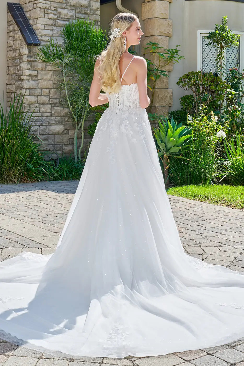 Elegant A-Line Sweetheart Sleeveless Floral Lace White Floor-Length Prom Gown
