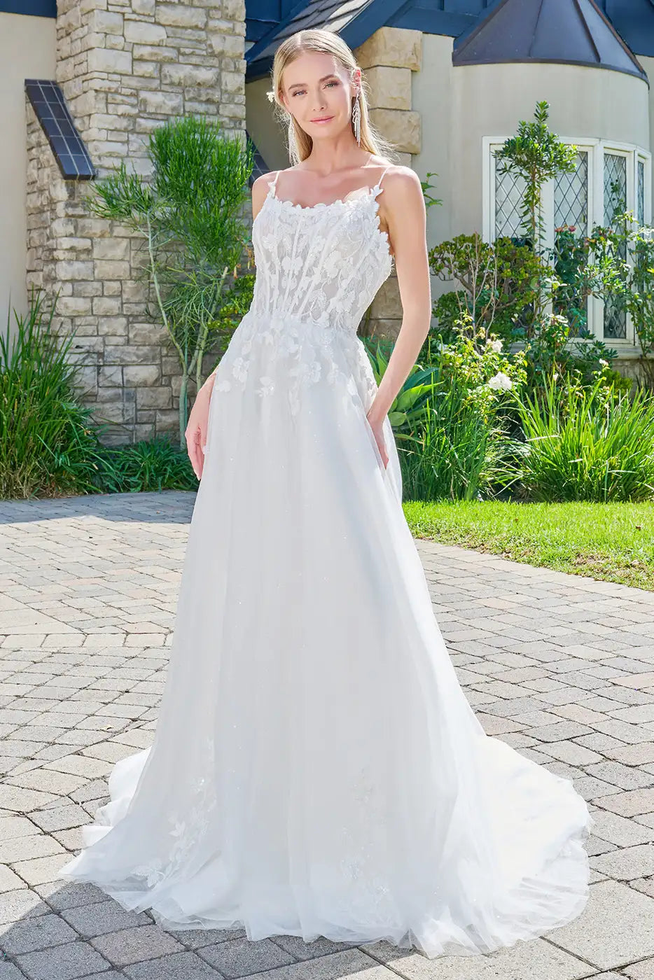 Elegant A-Line Sweetheart Sleeveless Floral Lace White Floor-Length Prom Gown
