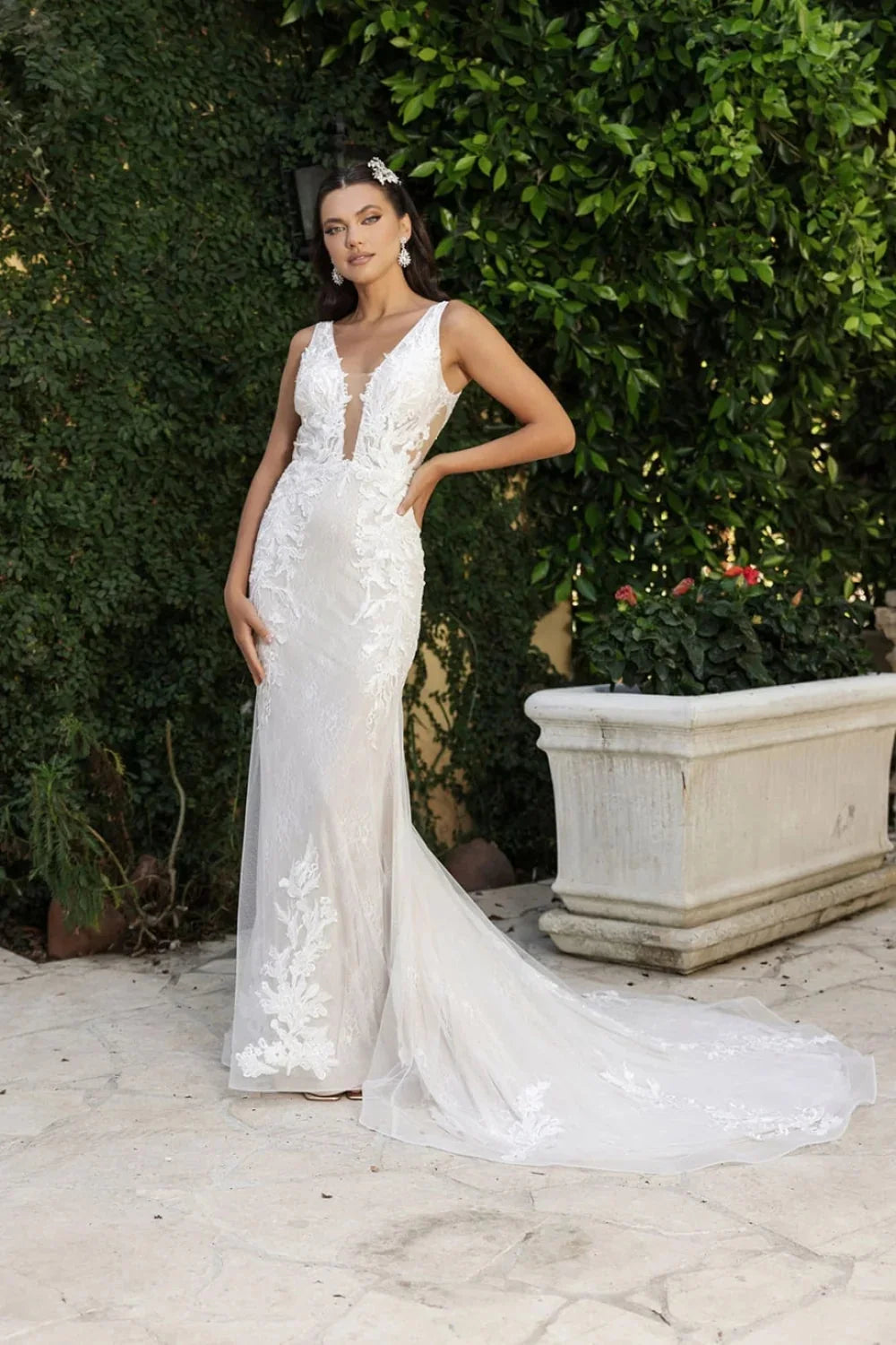 Elegant Mermaid Deep V-Neck Sleeveless Lace White Floor-Length Prom Dresses