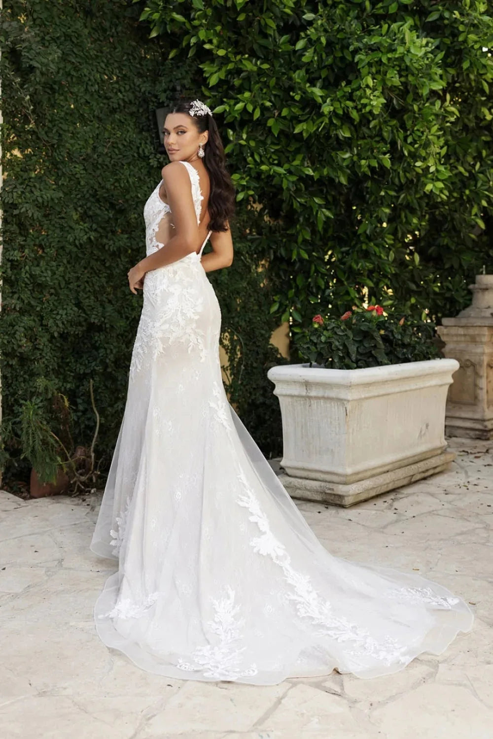 Elegant Mermaid Deep V-Neck Sleeveless Lace White Floor-Length Prom Dresses