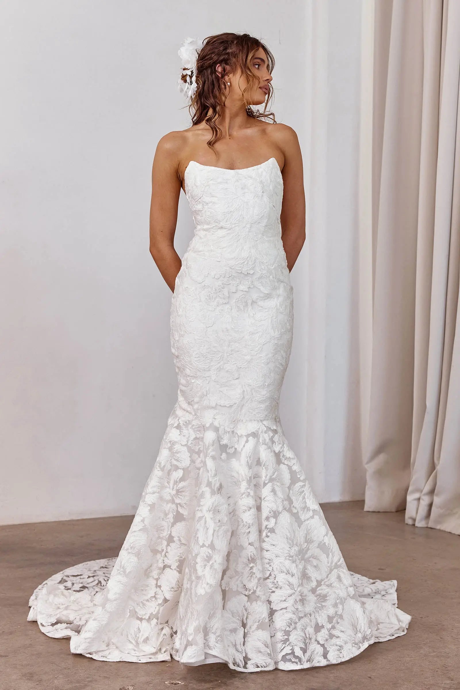 Elegant Mermaid Strapless Sweetheart Floral Lace White Floor-Length Wedding Gown