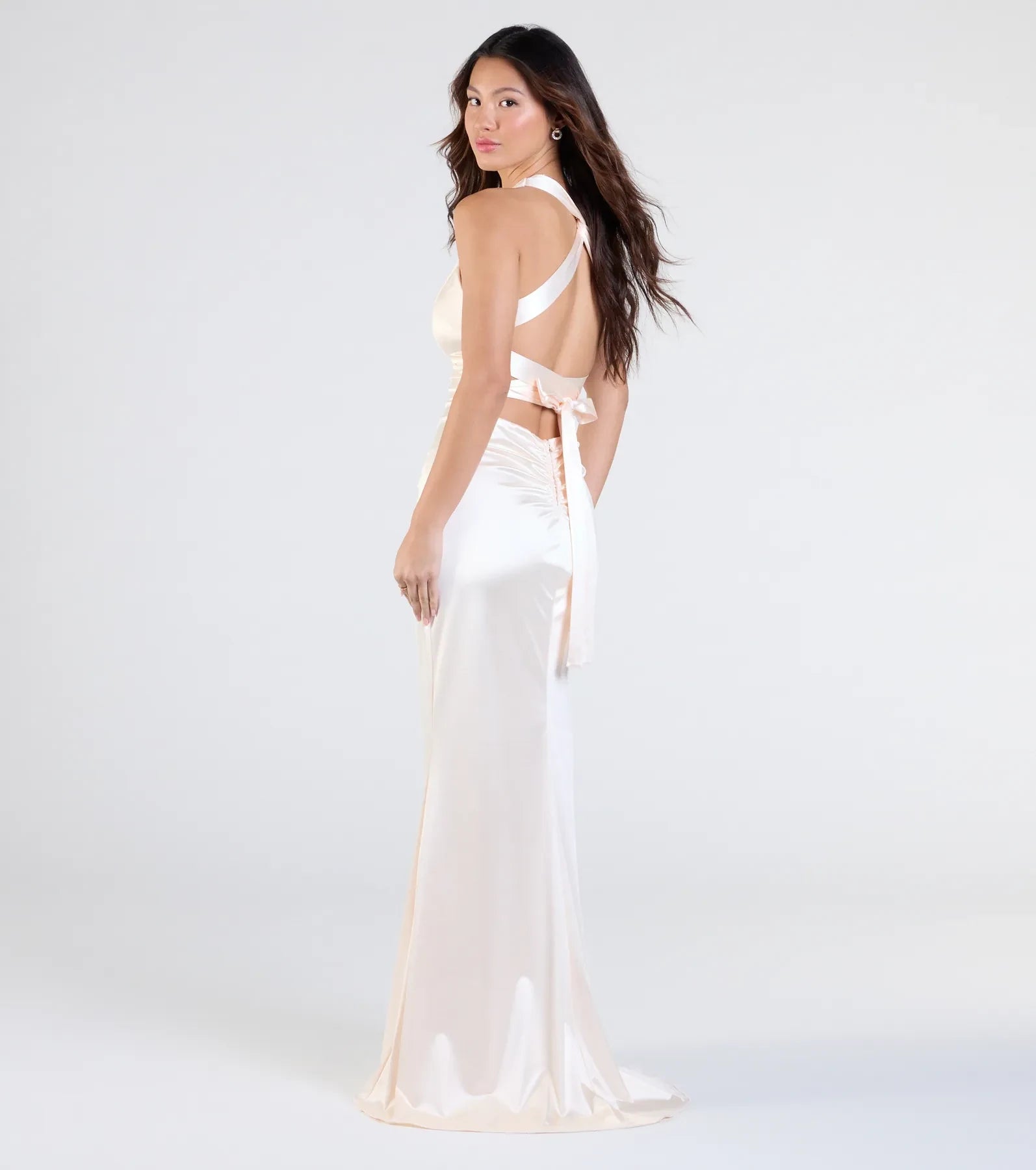 Elegant Sheath Halter V-Neck Backless Ruched Ivory Floor-Length Prom Dress