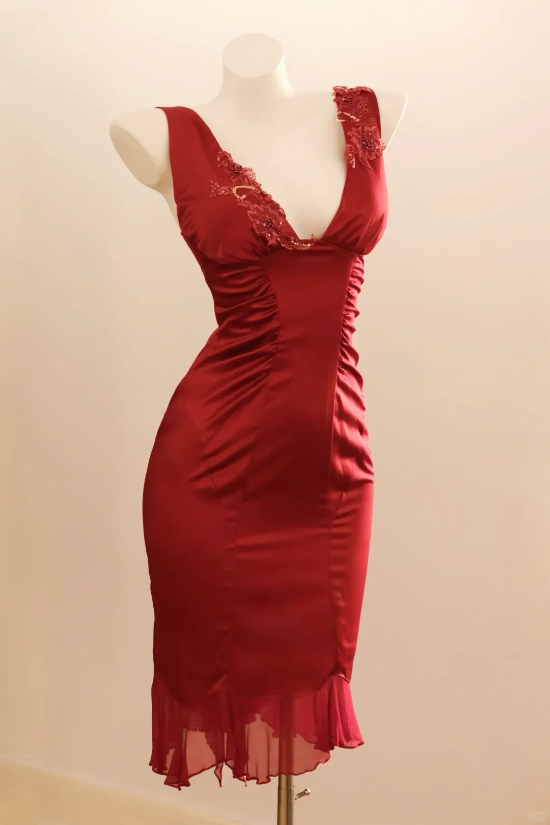 Elegant Sheath V-Neck Sleeveless Beaded Ruched Wine Red Knee-Length Homecoming Dresses for Women Party