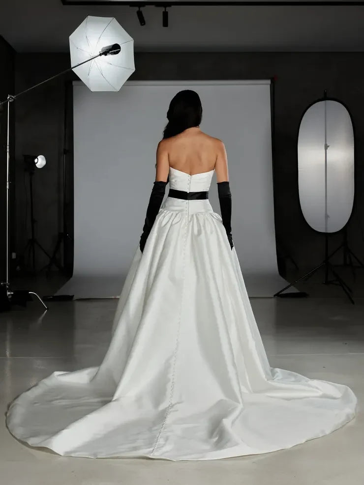 Elegant Strapless Ball Gown Black Ribbon Ivory Floor-Length Wedding Dress for Brides