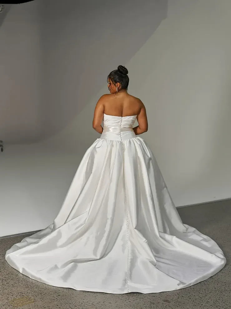 Elegant Strapless Ball Gown Black Ribbon Ivory Floor-Length Wedding Dress for Brides