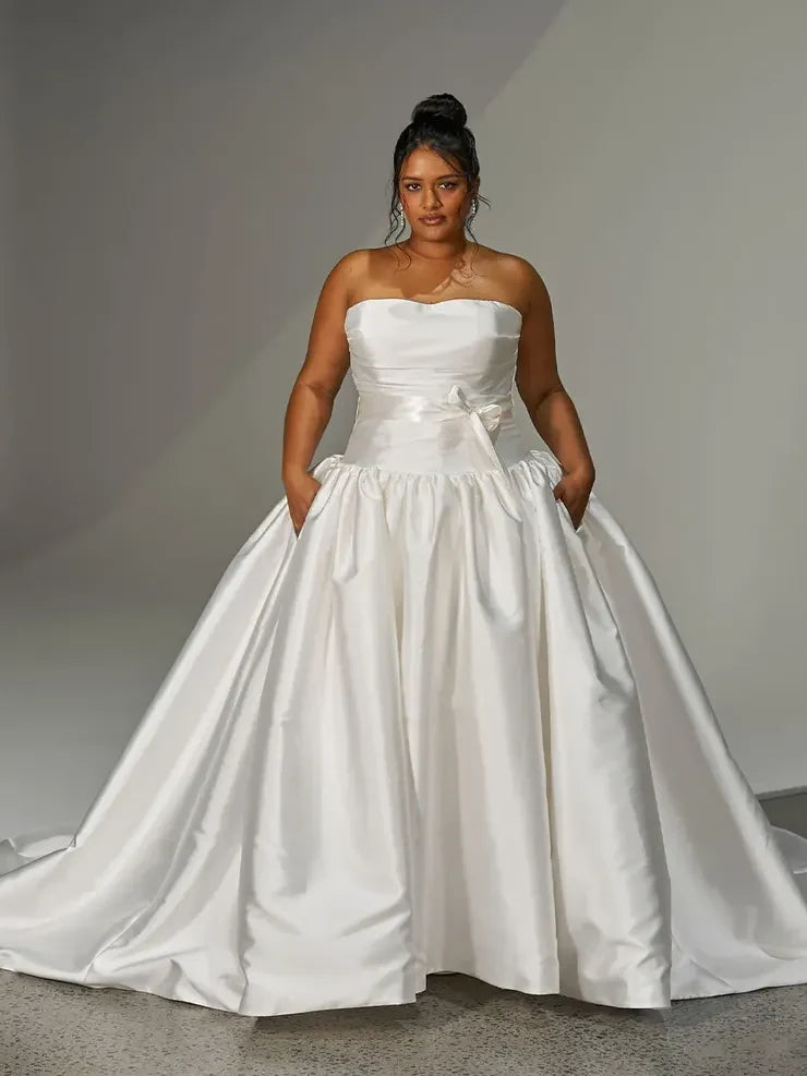 Elegant Strapless Ball Gown Black Ribbon Ivory Floor-Length Wedding Dress for Brides