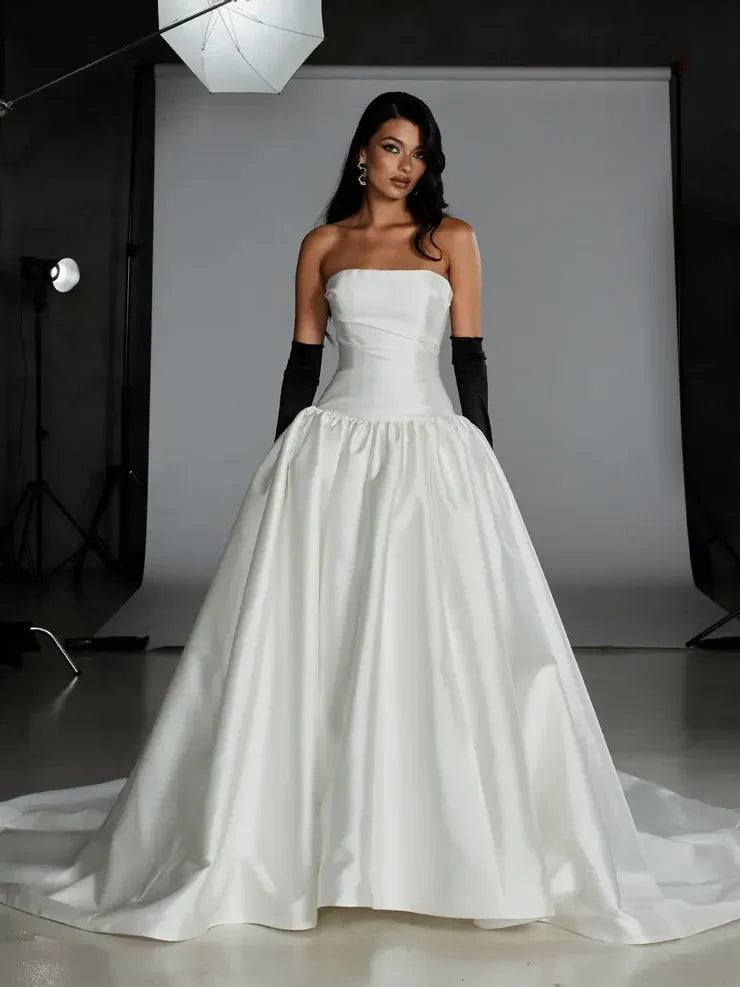 Elegant Strapless Ball Gown Black Ribbon Ivory Floor-Length Wedding Dress for Brides