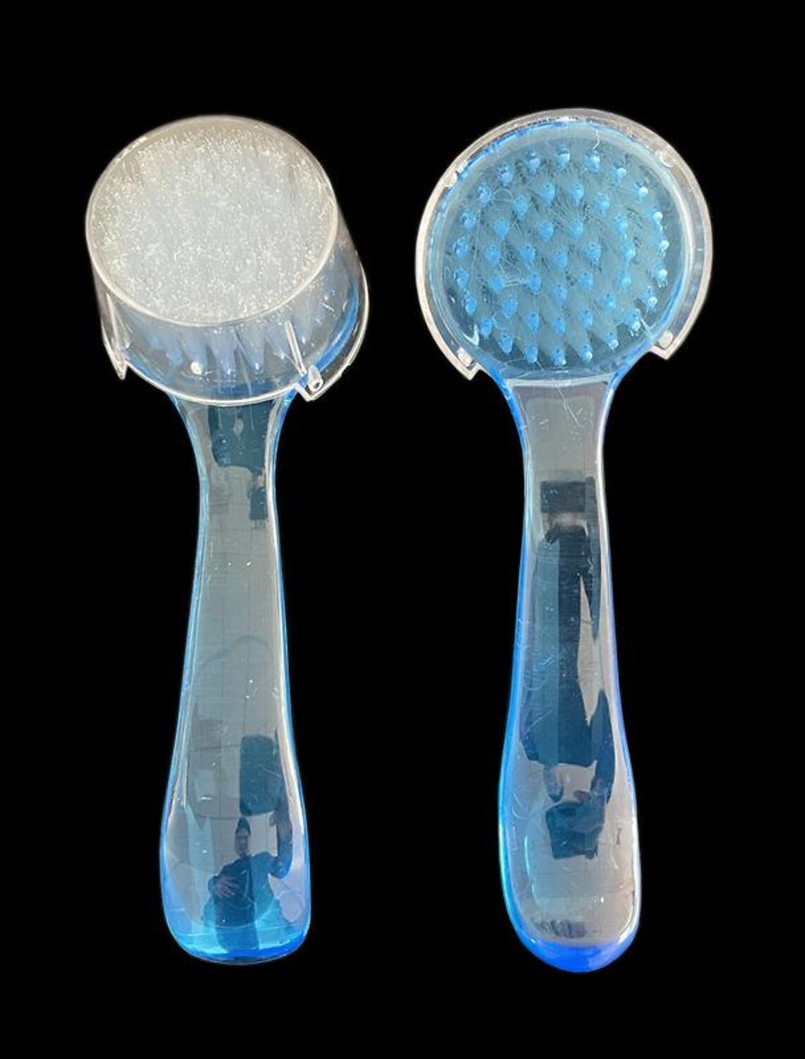 Compact facial cleansing device.