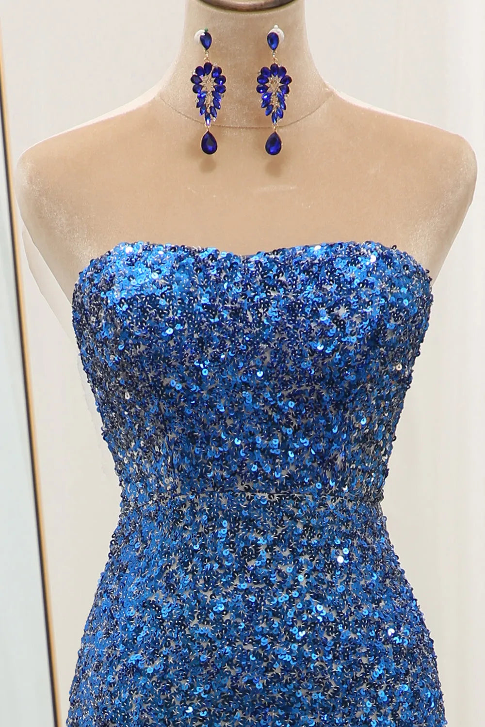 Side view of the elegant mermaid silhouette of the sequin dress.