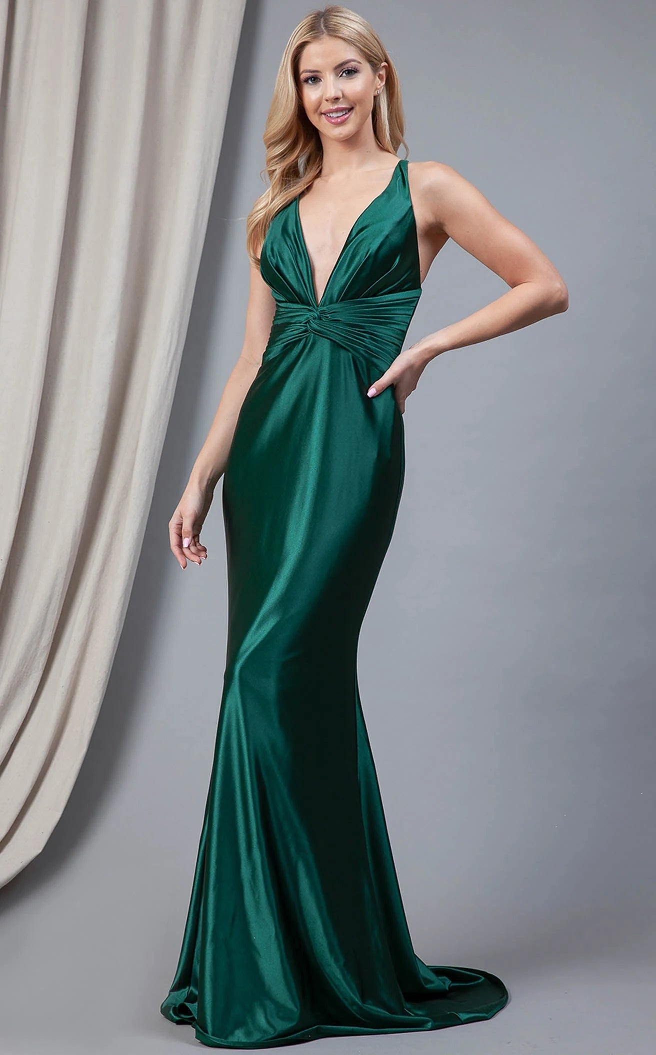 Glamorous Mermaid Deep V-Neck Sleeveless Ruched Emerald Green Floor-Length Prom Gown