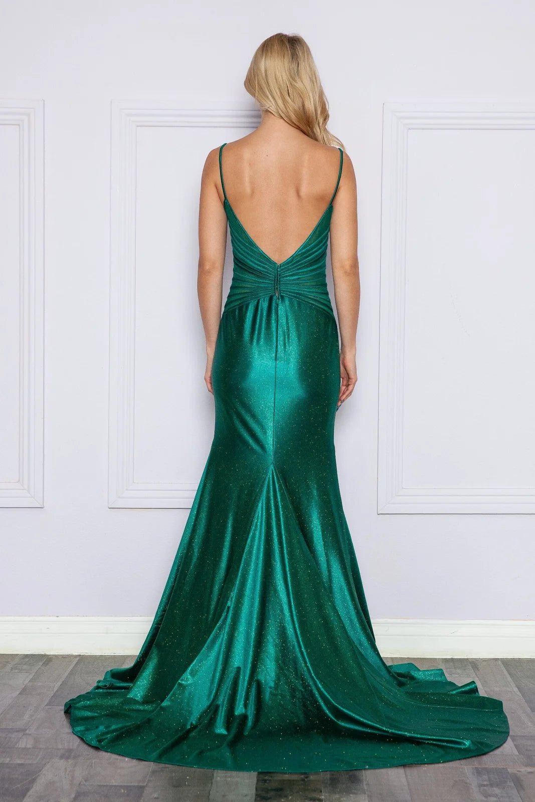 Glamorous Mermaid V-Neck Sleeveless Ruched Sparkly Emerald Green Long Prom Dresses For Women