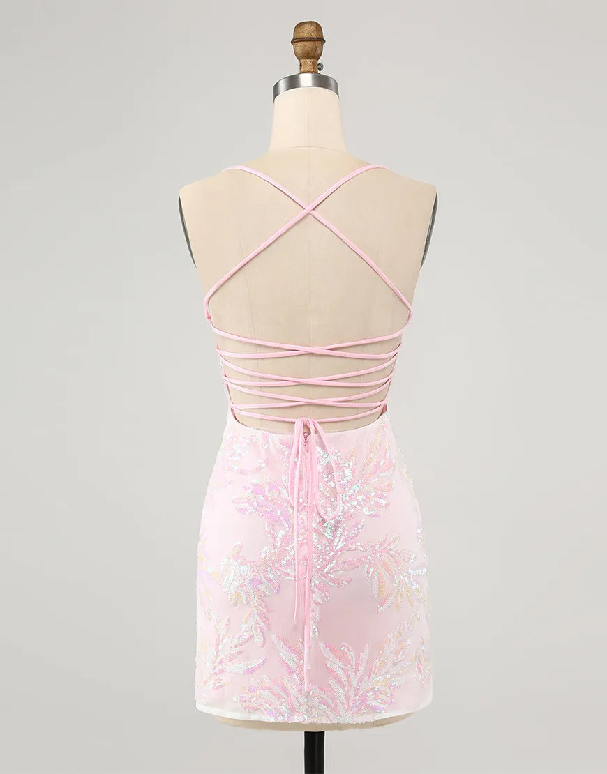 Paillettenbesetztes, eng anliegendes Satin-Heimkehrkleid mit Stickerei