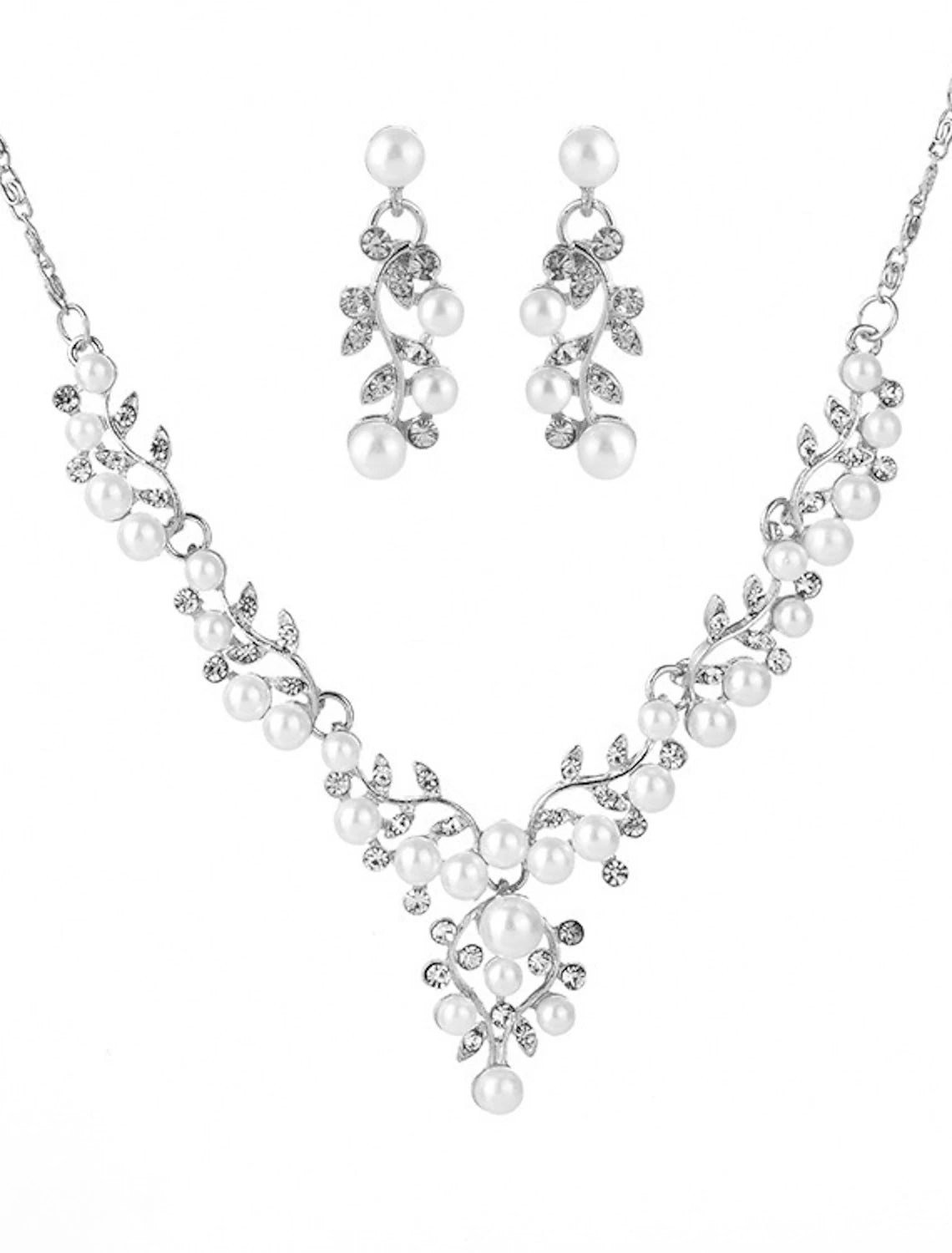 Detailed view of the alloy necklace chain.