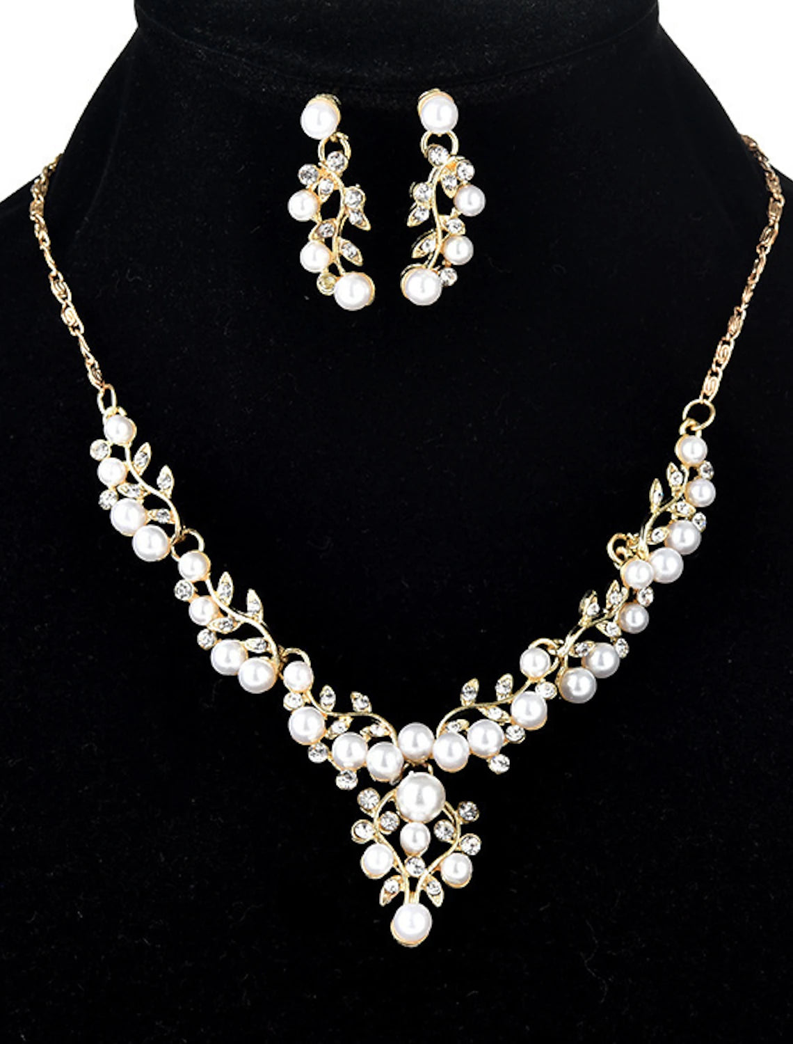 Jewelry set displayed on a white background.