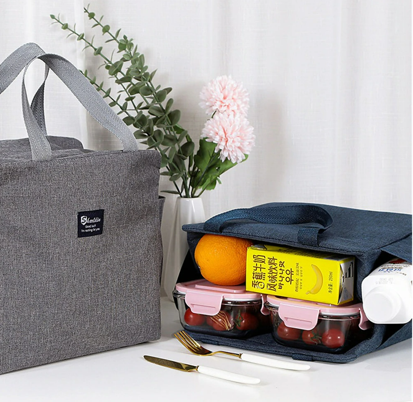Close-up of the zipper and handle on the lunch tote.