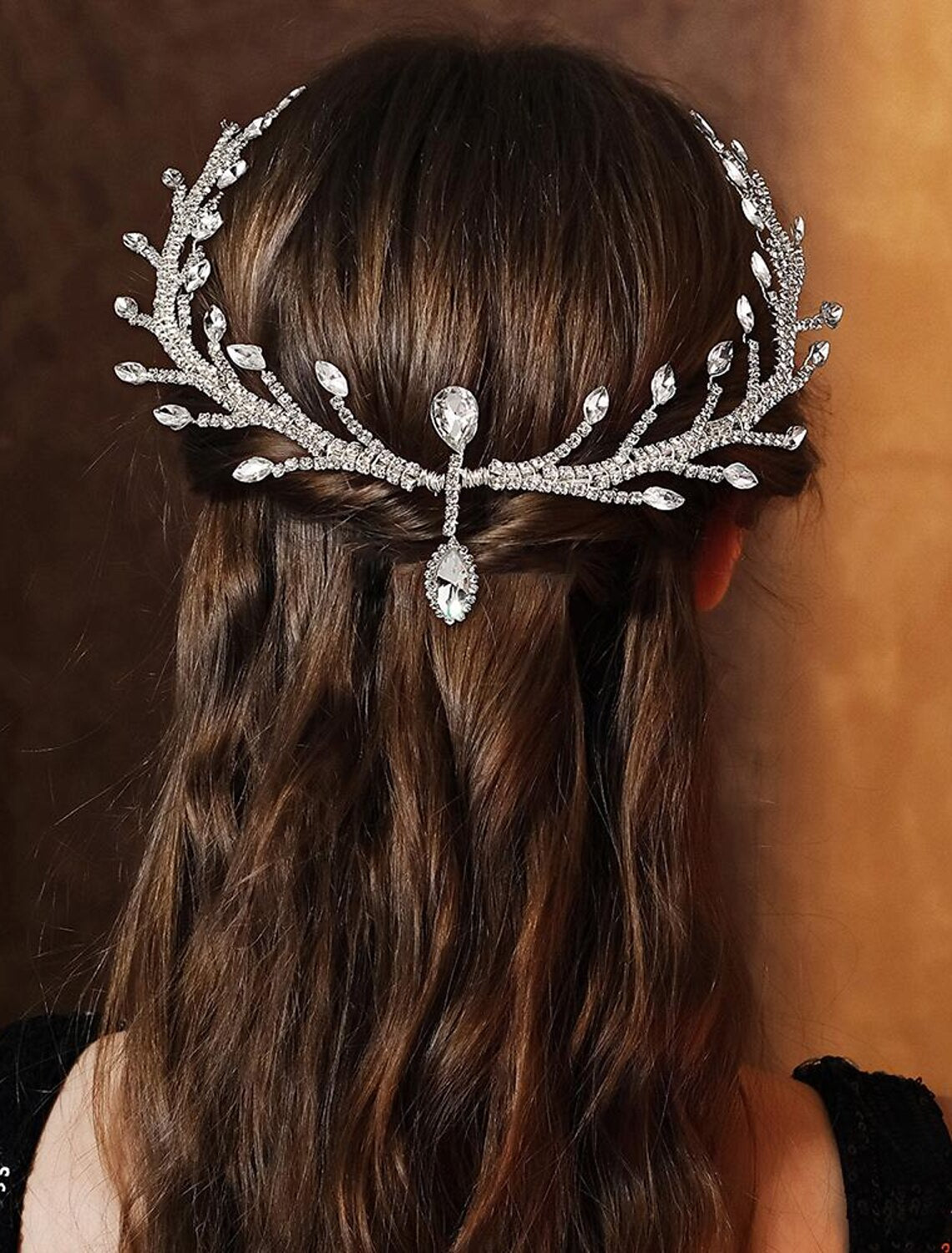 Elegant rhinestone bridal headpiece featuring intricate crystal design.