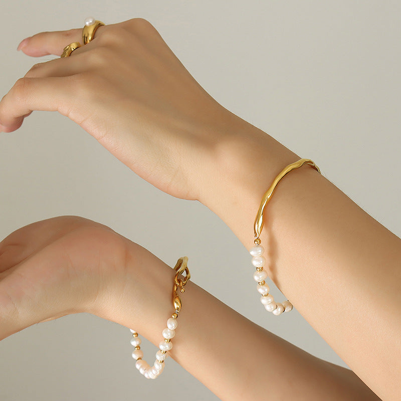 Stylish freshwater pearl bracelet, suitable for daily wear.
