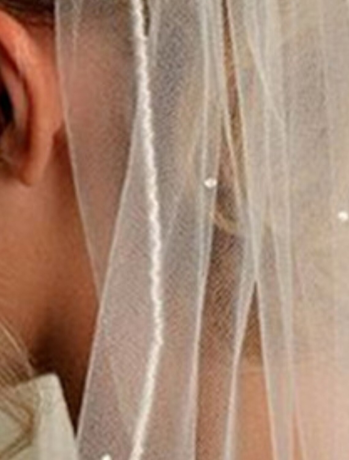 Side view of a one-tier bridal veil with delicate lace trim.