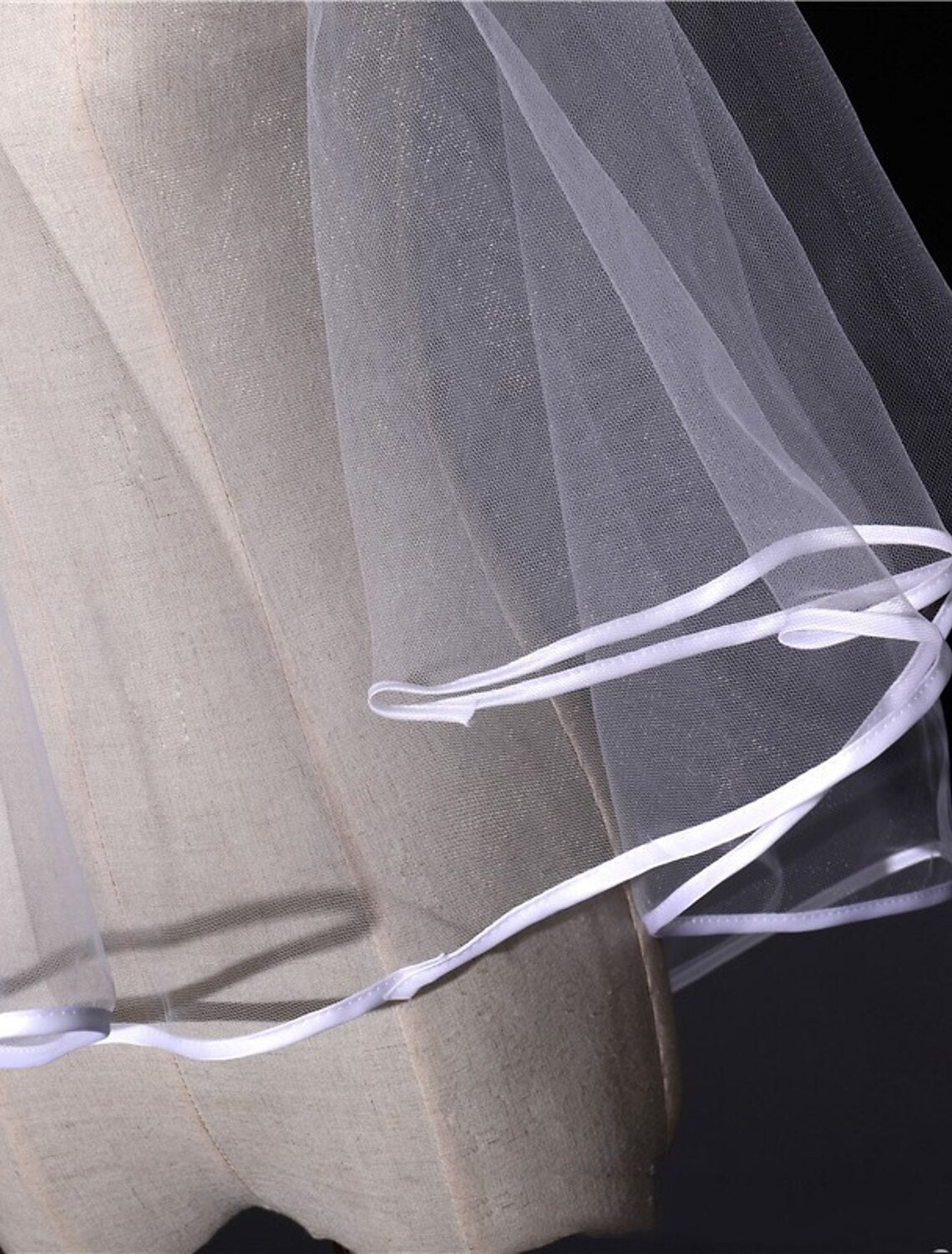 Elegant one-tier wedding veil blusher on a bride.