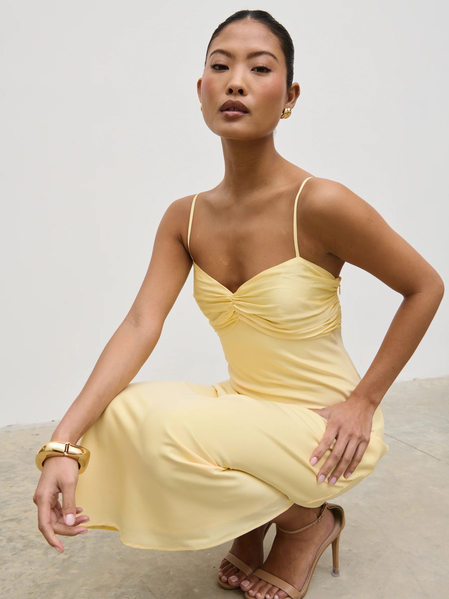Pale Yellow Satin Slip Midi Prom Dress with Ruched Sweetheart Neckline and Spaghetti Straps for Formal Events and Bridal Occasions