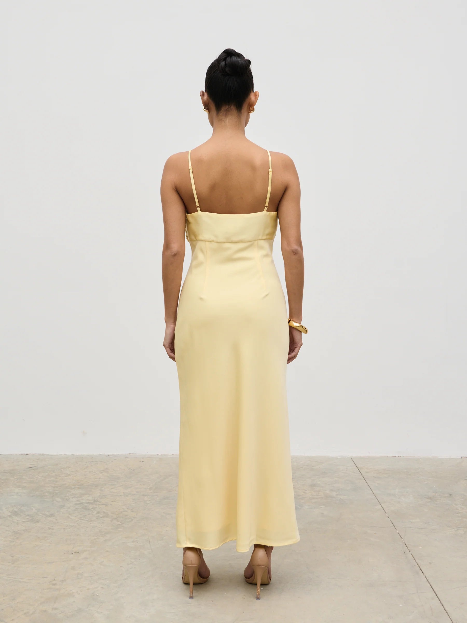 Pale Yellow Satin Slip Midi Prom Dress with Ruched Sweetheart Neckline and Spaghetti Straps for Formal Events and Bridal Occasions