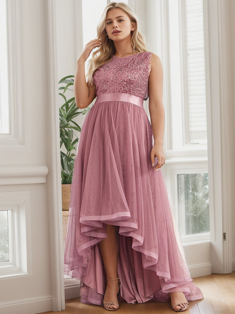 Ärmelloses Abendkleid in Übergröße mit Pailletten, Taillenband und Tüll