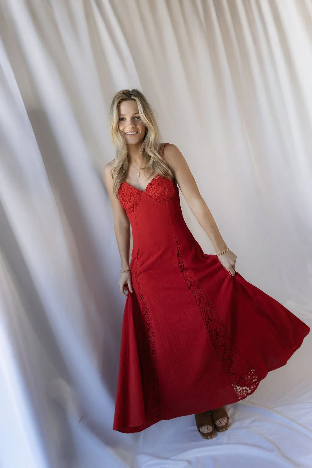 Red Lace Trim Spaghetti Strap Maxi Prom Dress with Crinkled Fabric for Formal Events and Romantic Occasions
