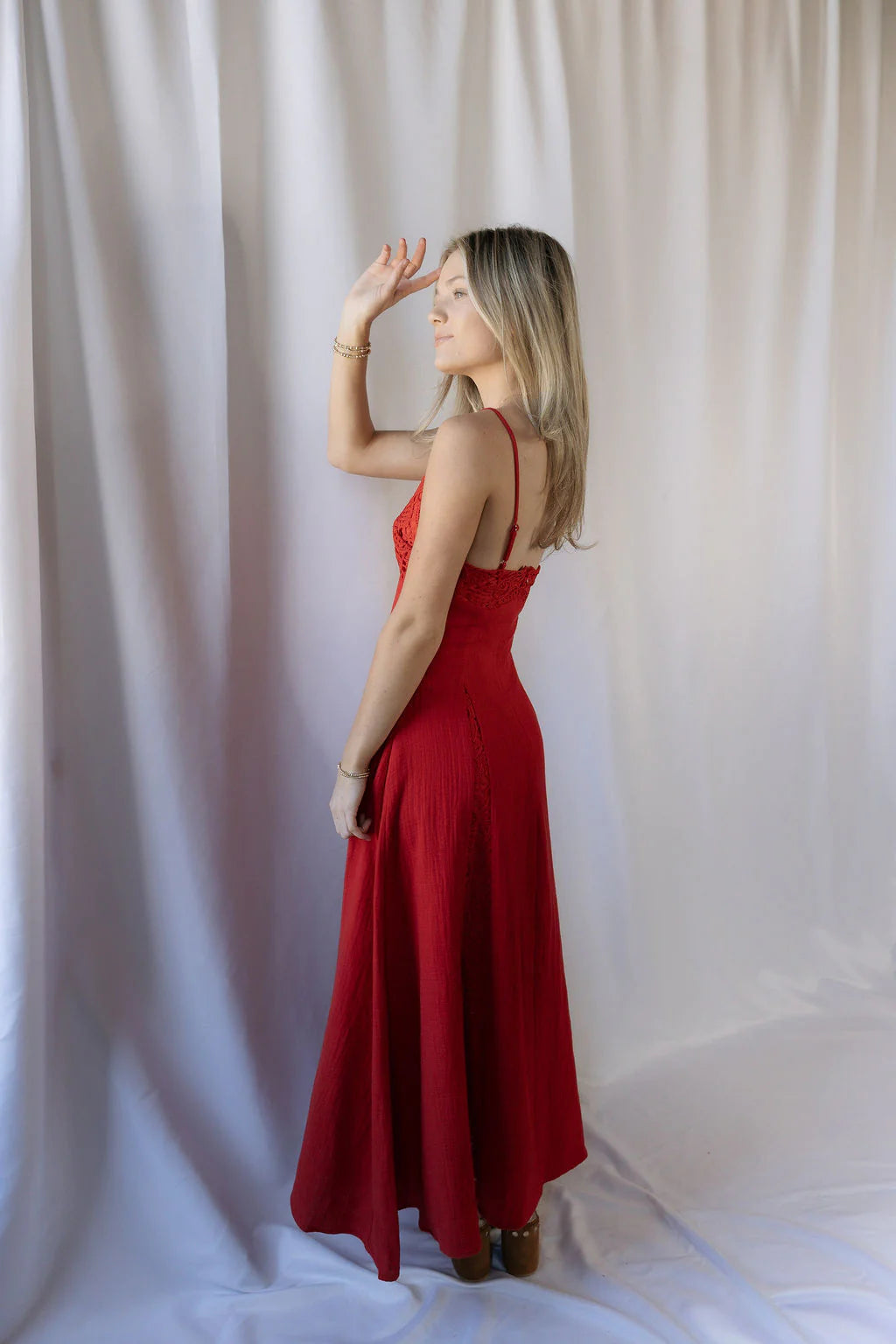 Red Lace Trim Spaghetti Strap Maxi Prom Dress with Crinkled Fabric for Formal Events and Romantic Occasions