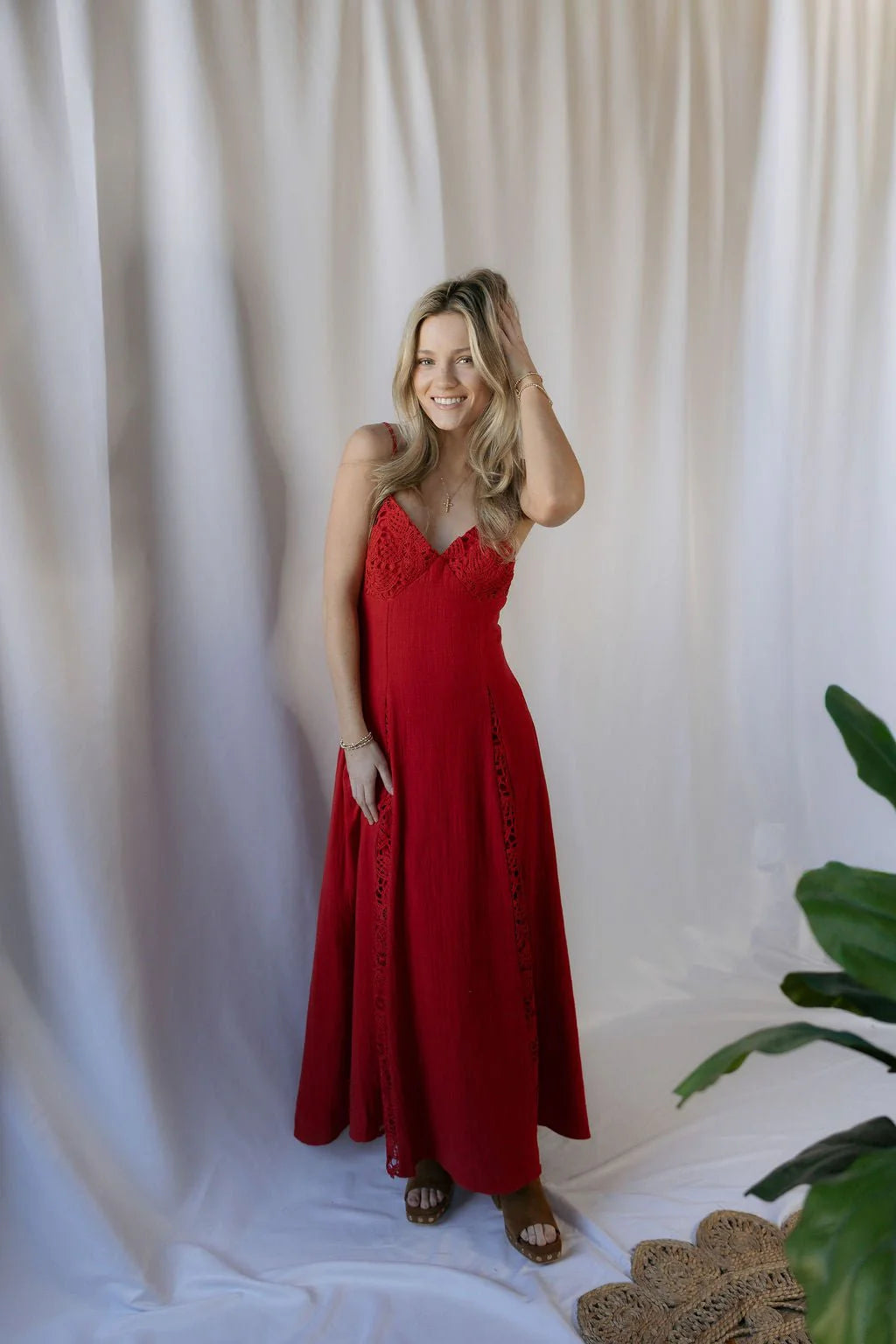Red Lace Trim Spaghetti Strap Maxi Prom Dress with Crinkled Fabric for Formal Events and Romantic Occasions