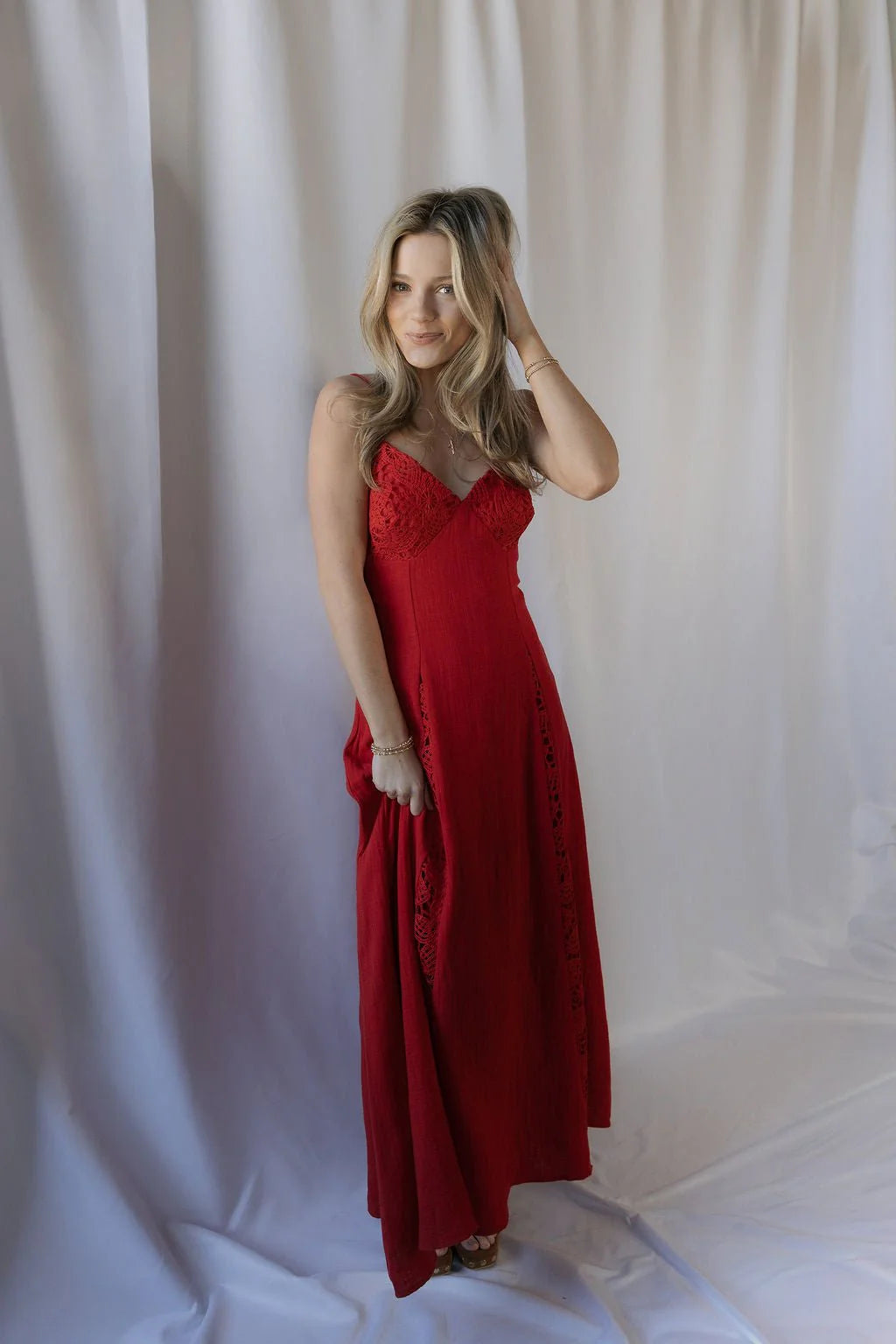 Red Lace Trim Spaghetti Strap Maxi Prom Dress with Crinkled Fabric for Formal Events and Romantic Occasions