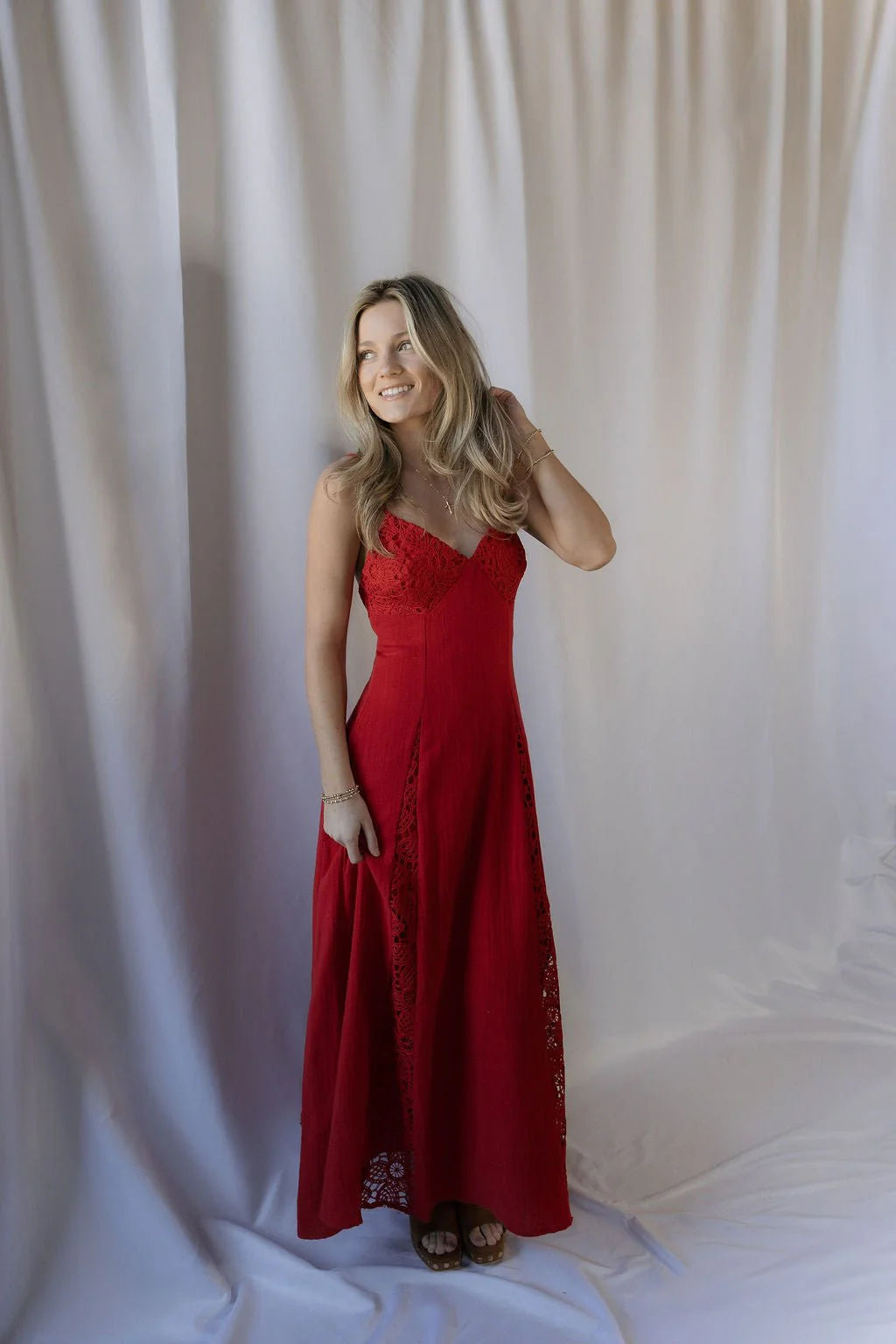 Red Lace Trim Spaghetti Strap Maxi Prom Dress with Crinkled Fabric for Formal Events and Romantic Occasions