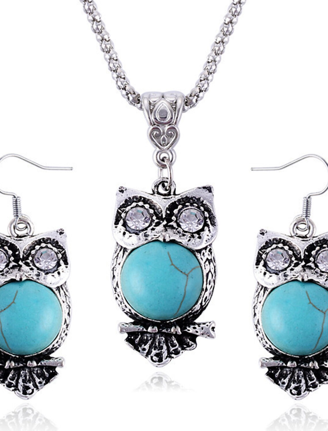 Close-up of the retro turquoise necklace.