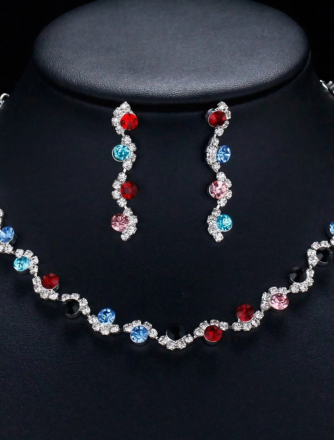 Complete rhinestone jewelry set for women.