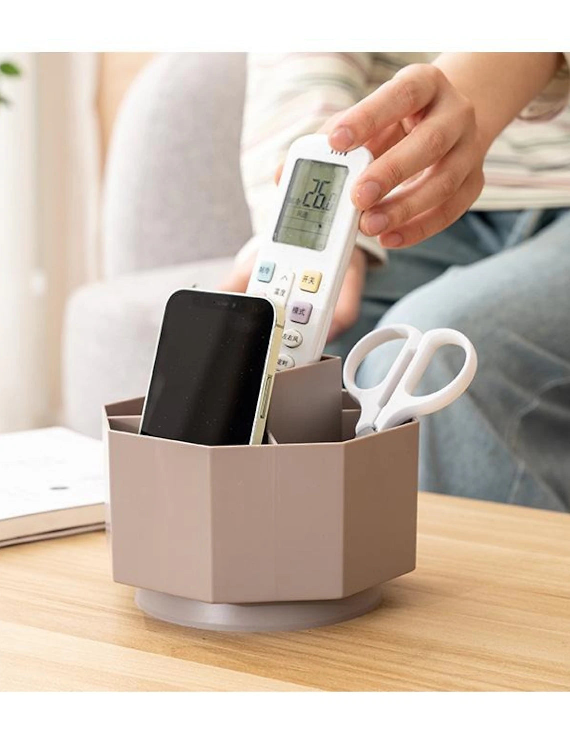 Rotating pen holder demonstrating 360-degree spin.