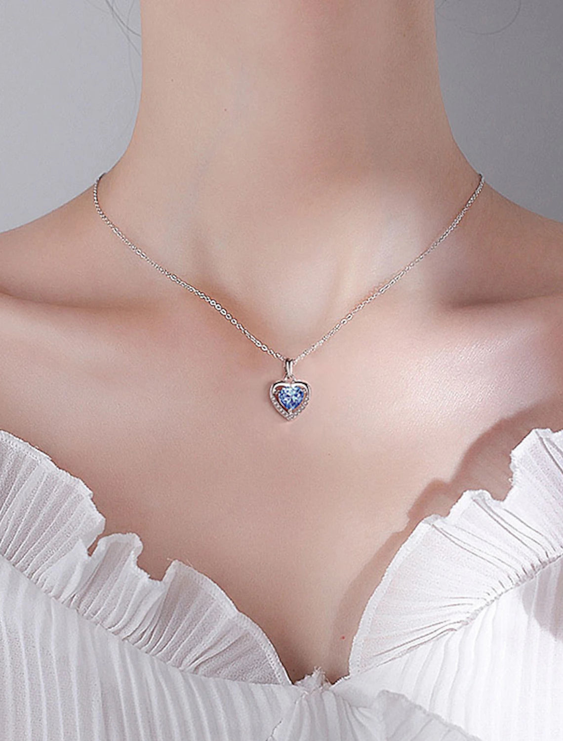 S925 sterling silver artistic heart pendant necklace with rhinestones.