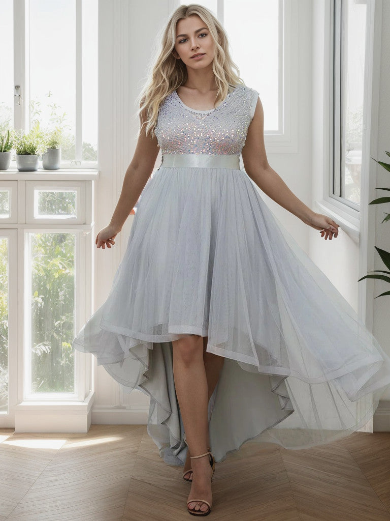 Ärmelloses Abendkleid in Übergröße mit Pailletten, Taillenband und Tüll
