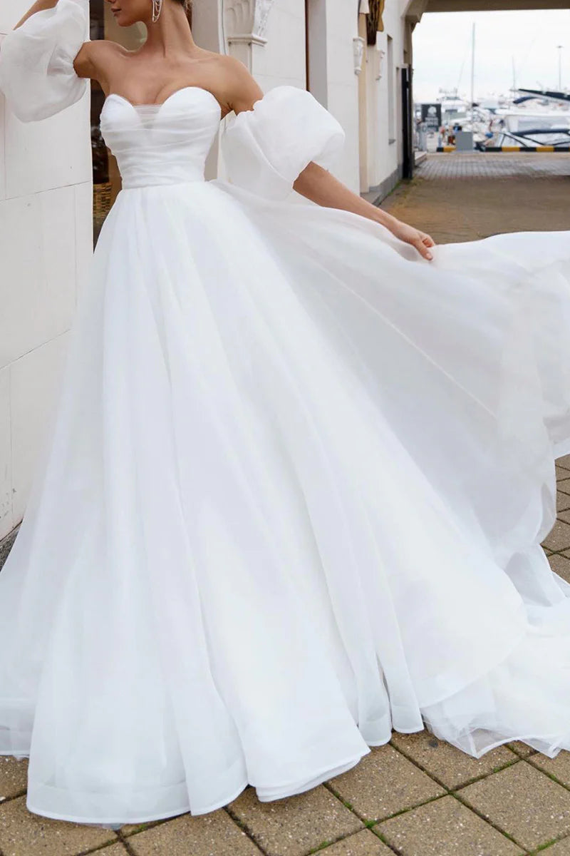 Simple A-line sweetheart wedding dress.