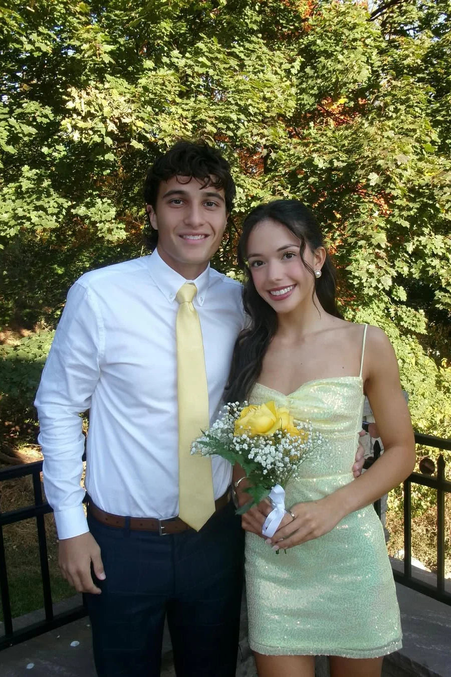 Gelbes Twist-Kurzkleid mit Spaghettiträgern und Schlüsselloch