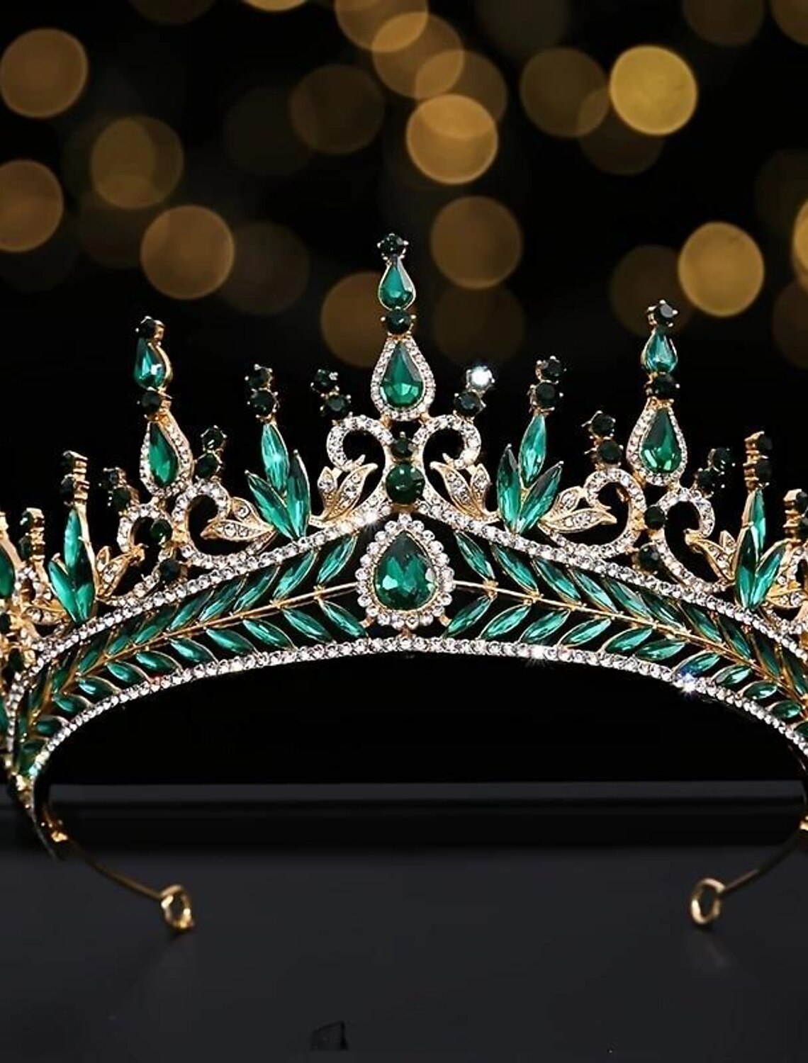 Detailed view of the sparkling bridal diadem.