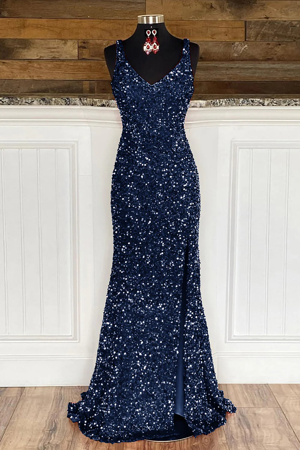 Detail of the spaghetti straps and neckline of the sequin dress.