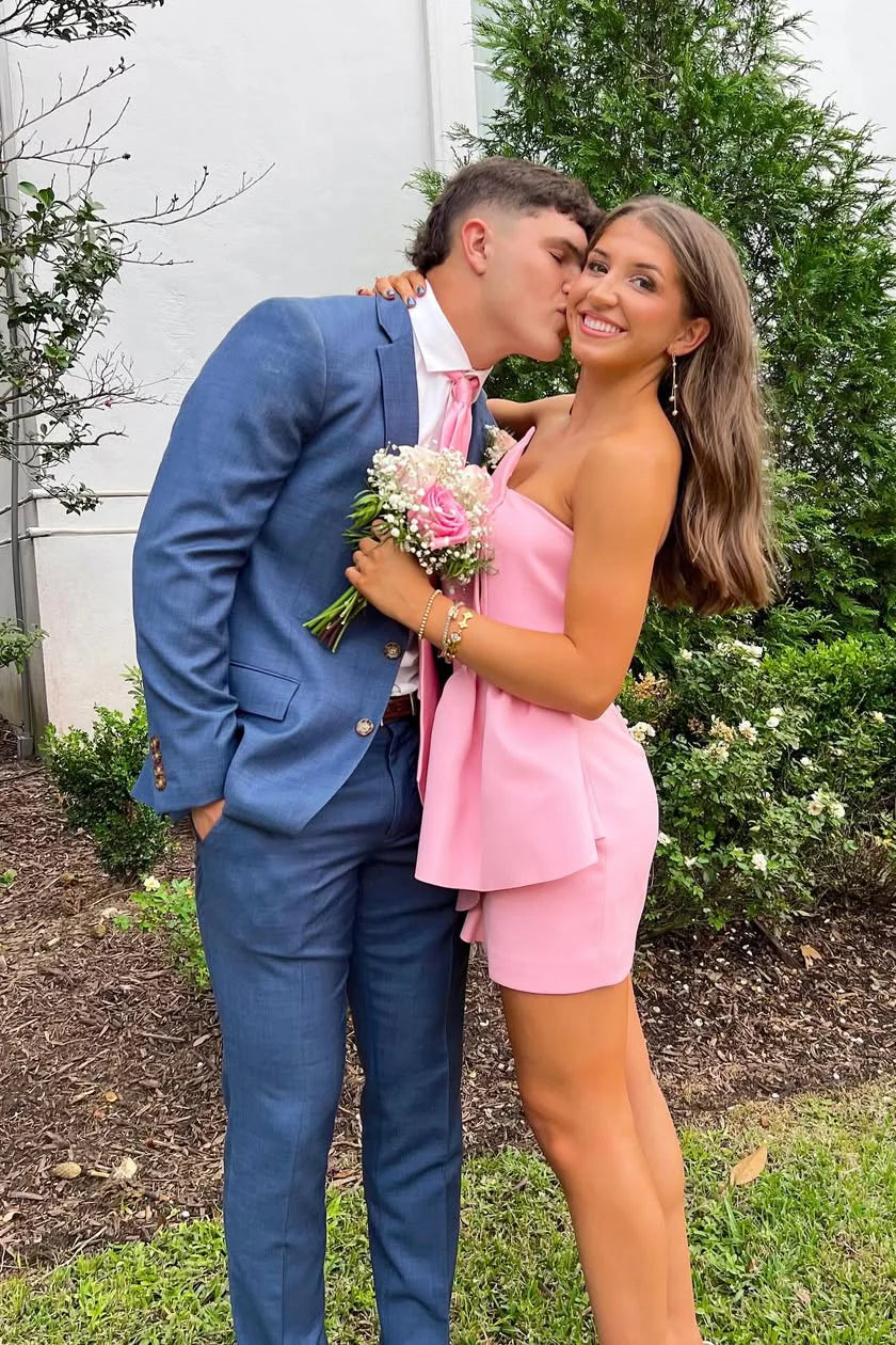 Trägerloses, rosafarbenes, figurbetontes, kurzes Kleid mit seitlichen Rüschen