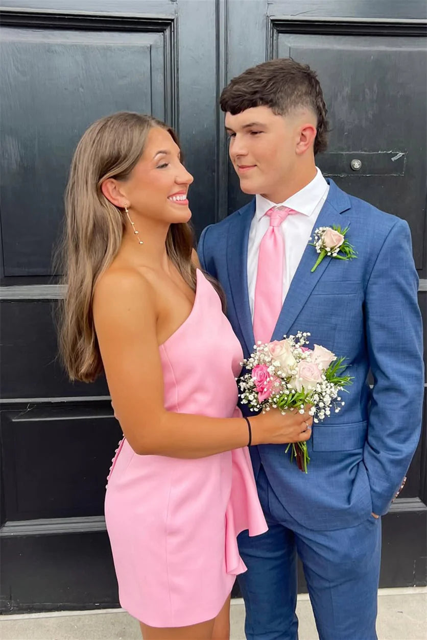 Trägerloses, rosafarbenes, figurbetontes, kurzes Kleid mit seitlichen Rüschen