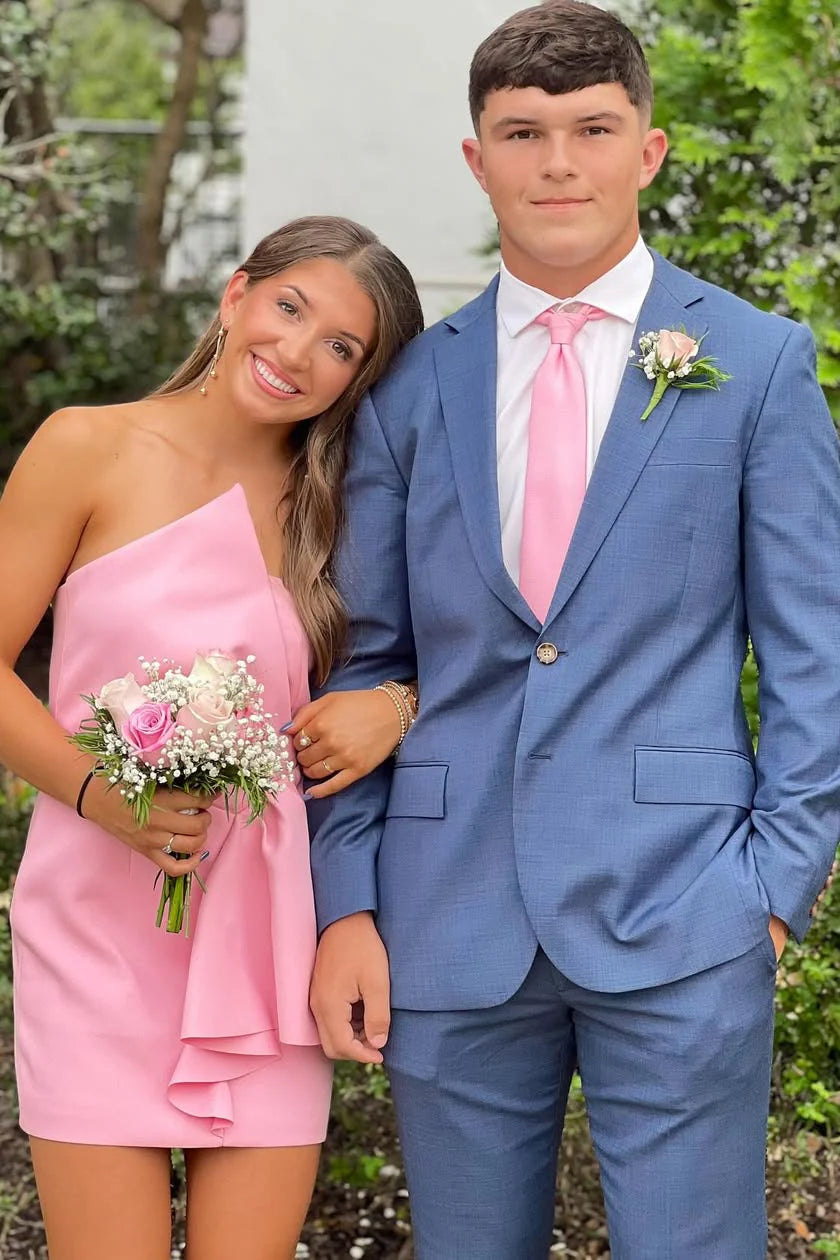 Trägerloses, rosafarbenes, figurbetontes, kurzes Kleid mit seitlichen Rüschen