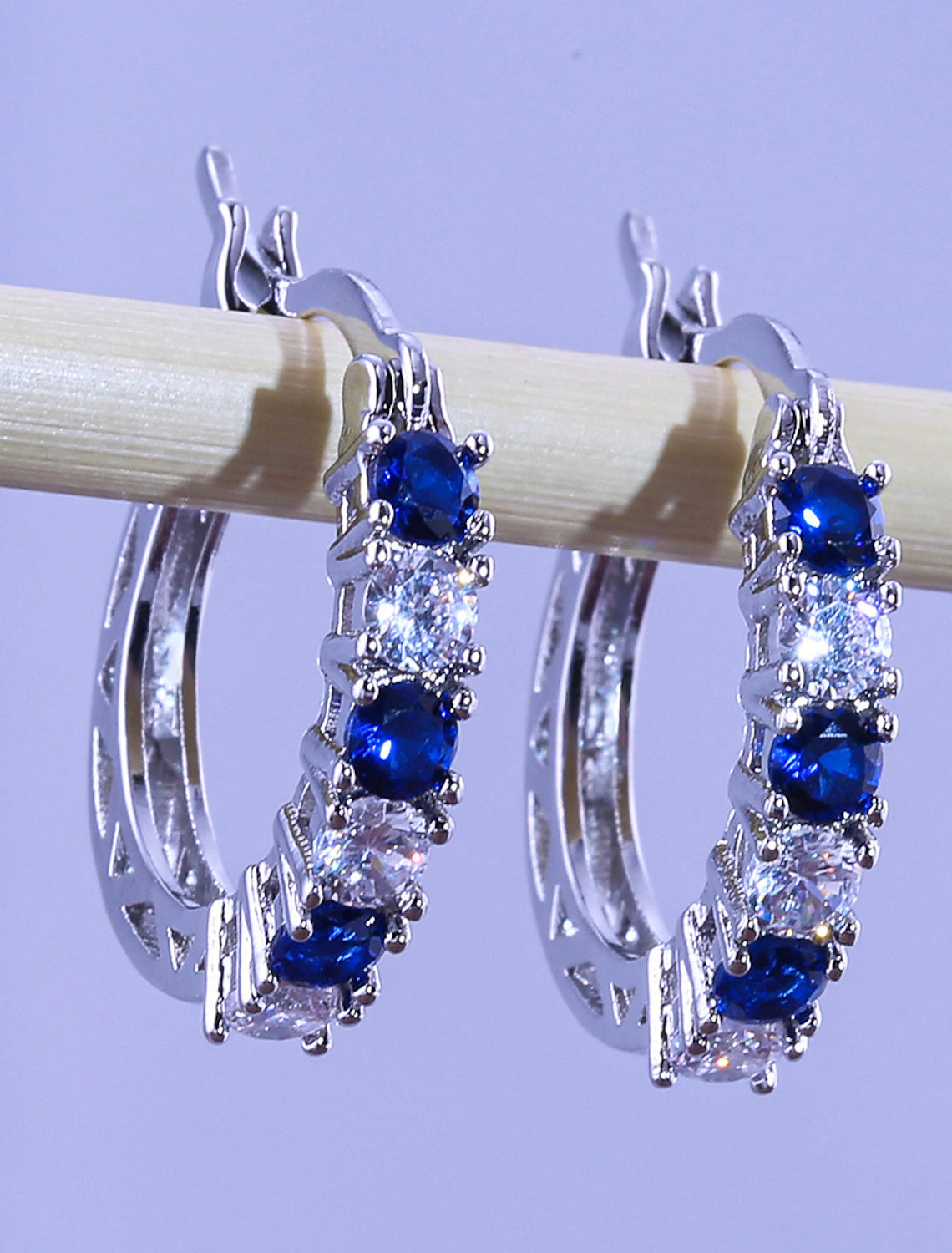 Zircon hoop earring in blue.